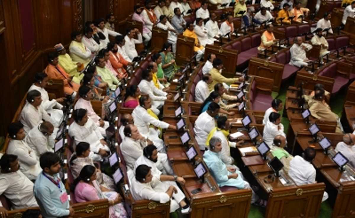 यूपी विधानसभा में एमएसपी को लेकर सत्ता पक्ष और विपक्ष में तकरार, सपा ने किया वॉकआउट यूपी विधानसभा में एमएसपी को लेकर सत्ता पक्ष और विपक्ष में तकरार, सपा ने किया वॉकआउट